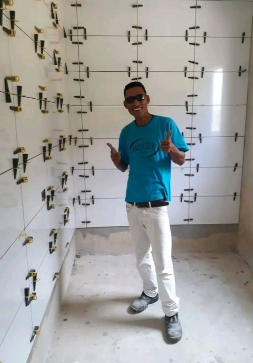 Profissional da Art Pisos em obra